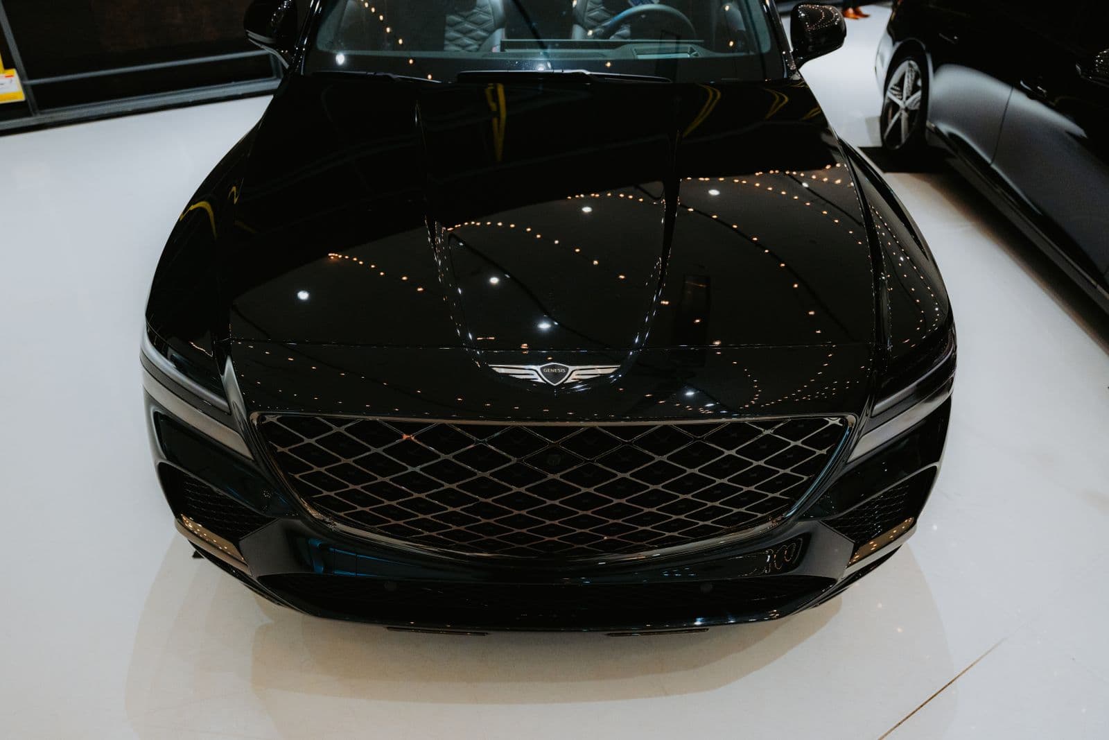 Détail de peinture et de carrosserie automobile dans la pénombre